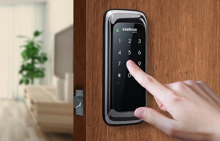 Fechadura Digital Intelbras FR 101: Vale a pena abandonar as chaves em 2026? – Review Completo