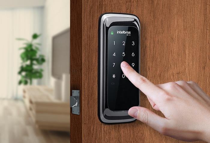 Fechadura Digital Intelbras FR 101: Vale a pena abandonar as chaves em 2026? – Review Completo